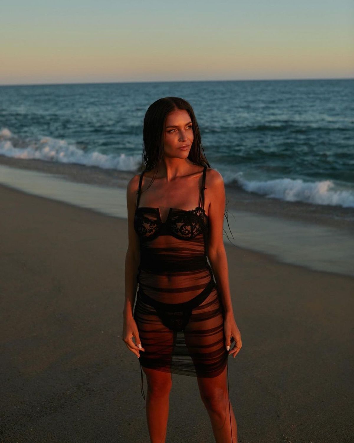 A Zaira Nara se le transparentó toda la ropa interior en la playa y las  fotos se hicieron virales