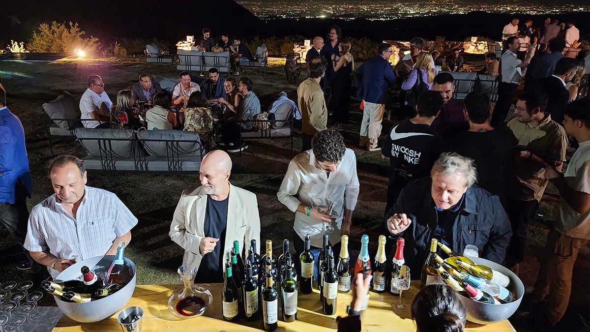 Los vinos se destacaron en las barras de bebidas, donde además los asistentes pudieron degustar cócteles y tragos típicos de la región. Los vinos se destacaron en las barras de bebidas, donde además los asistentes pudieron degustar cócteles y tragos típicos de la región.