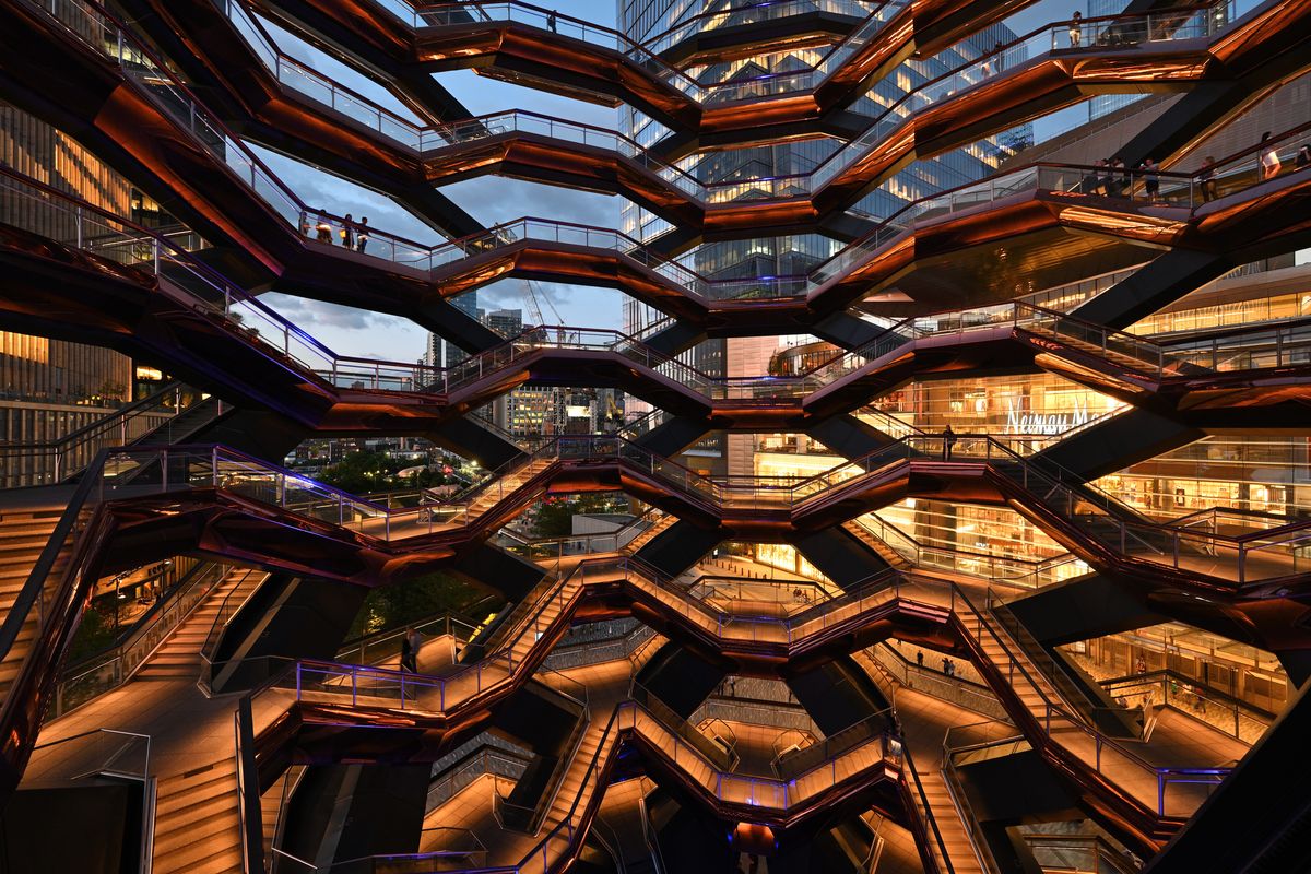 Vista del interior de la estructura de panal antes de que se le colocaran las mallas de acero para su reapertura. Crédito: Wikipedia. Vista del interior de la estructura de panal antes de que se le colocaran las mallas de acero para su reapertura. Crédito: Wikipedia.