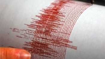 Fuerte terremoto submarino golpea este Indonesia