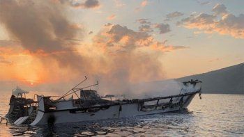 Se incendió un barco turístico con 39 personas y esperan lo peor