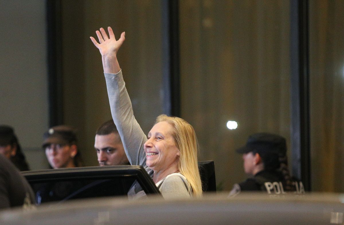 Karina Milei, hermana del presidente electo, se retira del hotel en el que está alojado Javier. Karina Milei, hermana del presidente electo, se retira del hotel en el que está alojado Javier.