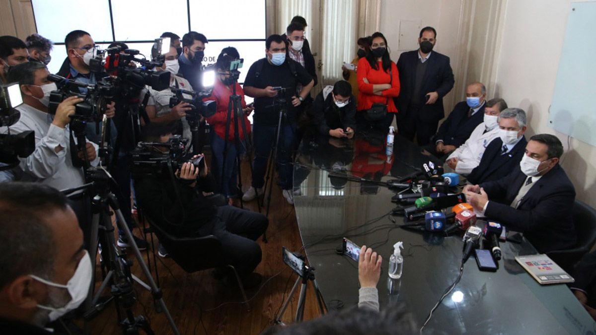 El ministro de Salud de Tucumán, Luis Medina Ruiz, confirmó los nuevos casos de la enfermedad que provoca neumonía bilateral ante la prensa