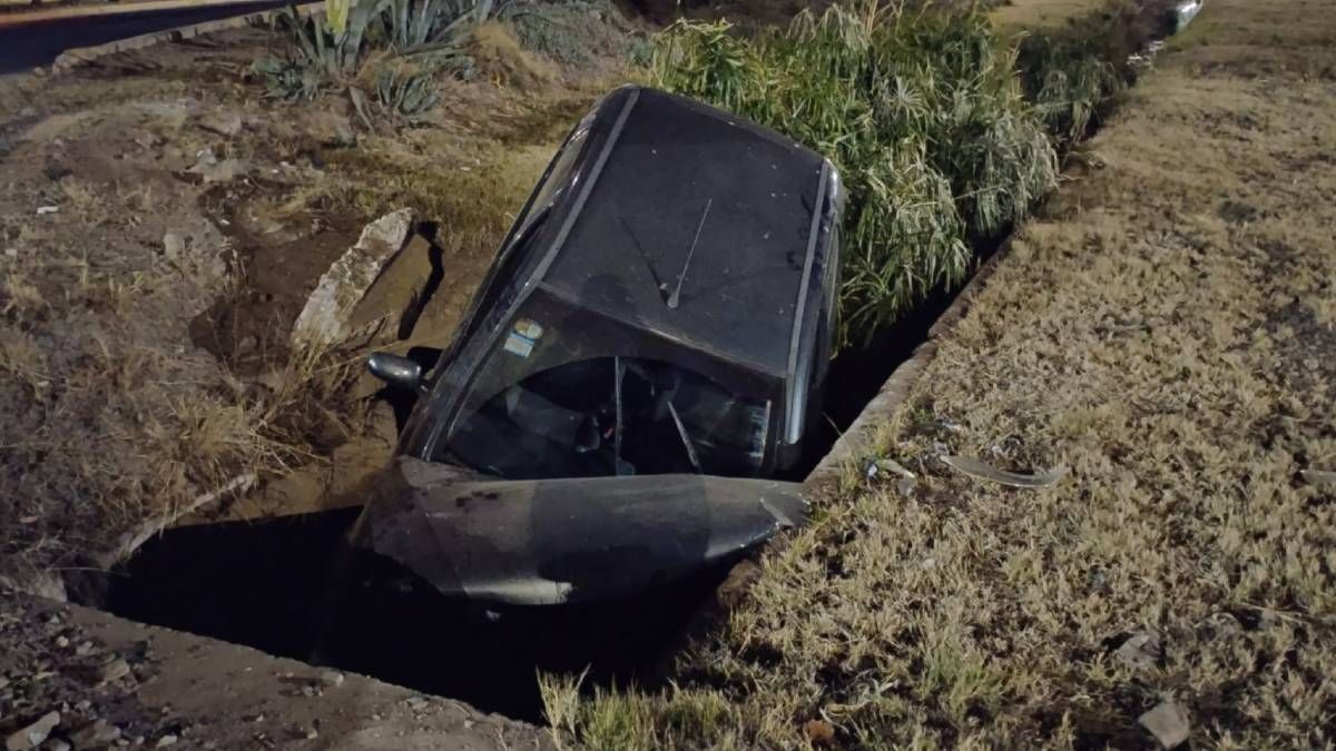 A pesar de caer a un zanjón en Las Heras, la conductora del auto resultó ilesa. A pesar de caer a un zanjón en Las Heras, la conductora del auto resultó ilesa.