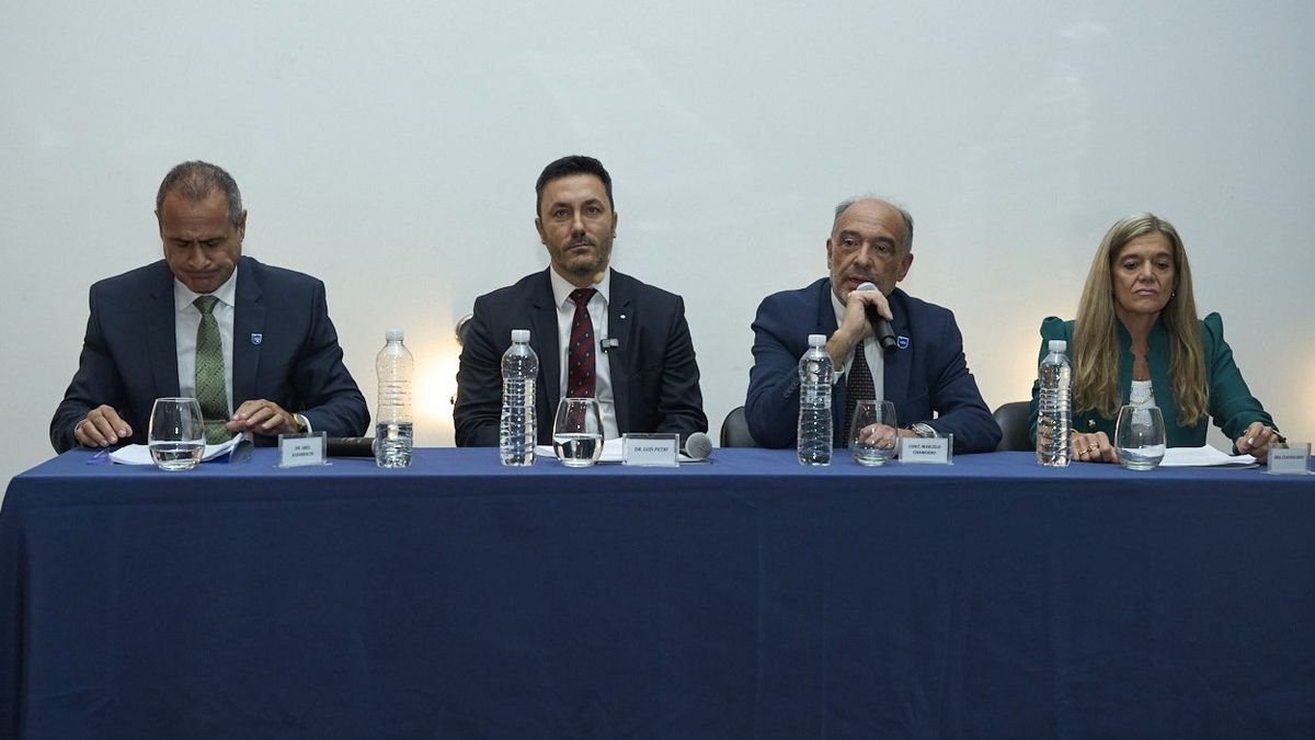 El ministro de Defensa Luis Petri estuvo acompañado por el rector de la Universidad Champagnat, Marcelo Chamorro; por la fiscal de Homicidios, Claudia Ríos; y por el decano de la facultad de Derecho, Abel Albarracin. El ministro de Defensa Luis Petri estuvo acompañado por el rector de la Universidad Champagnat, Marcelo Chamorro; por la fiscal de Homicidios, Claudia Ríos; y por el decano de la facultad de Derecho, Abel Albarracin.