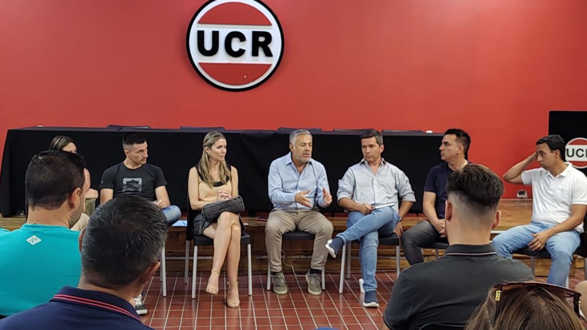 En el centro de la imagen, el gobernador Alfredo Cornejo en la sede del Comité Provincia.