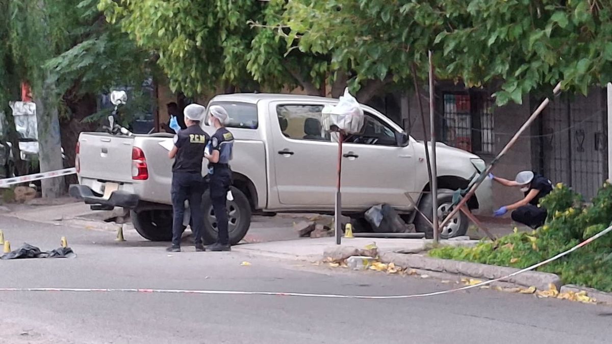 Polic&iacute;a Cient&iacute;fica trabaj&oacute; en la camioneta del hombre que atropell&oacute; a un presunto delincuente y lo mat&oacute;.