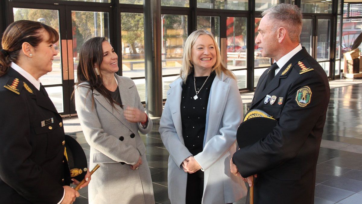 Mercedes Rus y Hebe Casado con autoridades del Servicio Penitenciario, Alejandra Llarena y Eduardo Orellana.