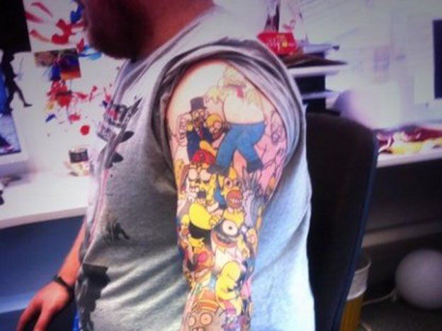 Fanático: un hombre se tatuó 41 veces a Homero Simpson
