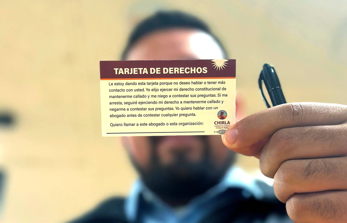 Una persona mostrando una "Tarjeta de Derechos", una novedosa estrategia donde el inmigrante entrega a la autoridad en caso de arresto. Foto cedida por la Coalición por los Derechos Humanos del Inmigrante en Los Ángeles (CHIRLA). Crédito: EFE/CHIRLA. Una persona mostrando una "Tarjeta de Derechos", una novedosa estrategia donde el inmigrante entrega a la autoridad en caso de arresto. Foto cedida por la Coalición por los Derechos Humanos del Inmigrante en Los Ángeles (CHIRLA). Crédito: EFE/CHIRLA.