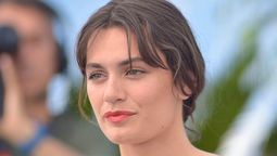 Ella Rumpf es la protagonista de esta serie subida de tono de Netflix.