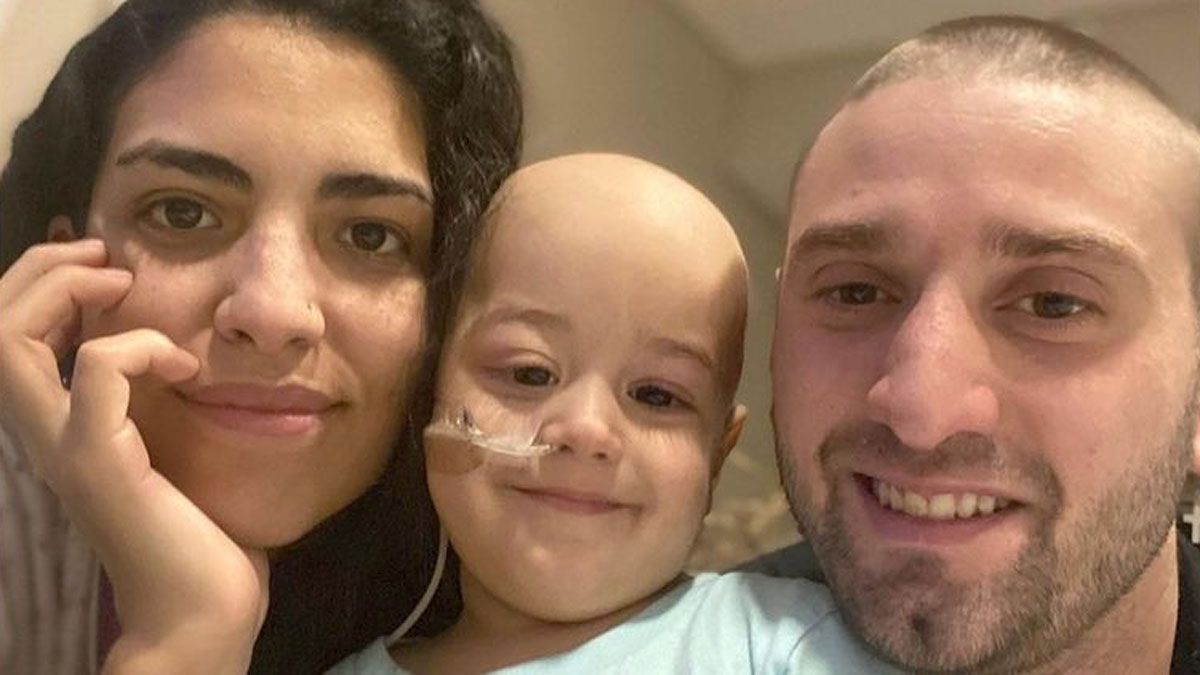 Solange y Sebastián junto con Beni en el Hospital Austral, de Buenos Aires, donde el pequeño recibe quimioterapia.