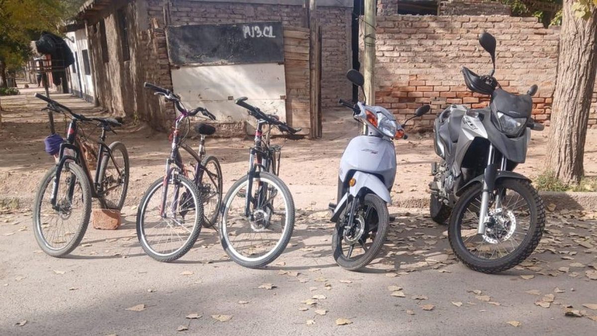 En los allanamientos recuperaron tres bicicletas, motos, autos y otros elementos. En los allanamientos recuperaron tres bicicletas, motos, autos y otros elementos.