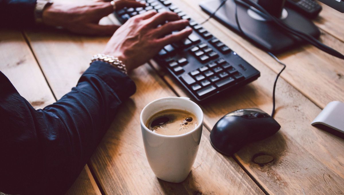 Derramar café, agua o cualquier líquido sobre la computadora es un accidente doméstico que puede ser común por quienes trabajan o estudian frente a una pantalla. Derramar café, agua o cualquier líquido sobre la computadora es un accidente doméstico que puede ser común por quienes trabajan o estudian frente a una pantalla.