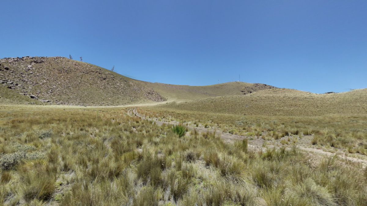 Vista del camino que lleva a la cumbre del cerro Diamante, en San Rafael, donde hay varias antenas repetidoras. Allí cayó de su camioneta Pablo Arco y perdió la vida este martes.