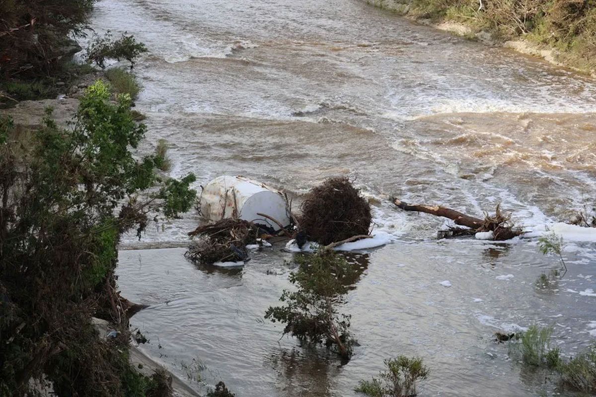 Escombros en el río Guadalupe, cuyo desbordamiento causó las inundaciones en Kerville en Texas (Archivo). Crédito: EFE/Octavio Guzmán. Escombros en el río Guadalupe, cuyo desbordamiento causó las inundaciones en Kerville en Texas (Archivo). Crédito: EFE/Octavio Guzmán.