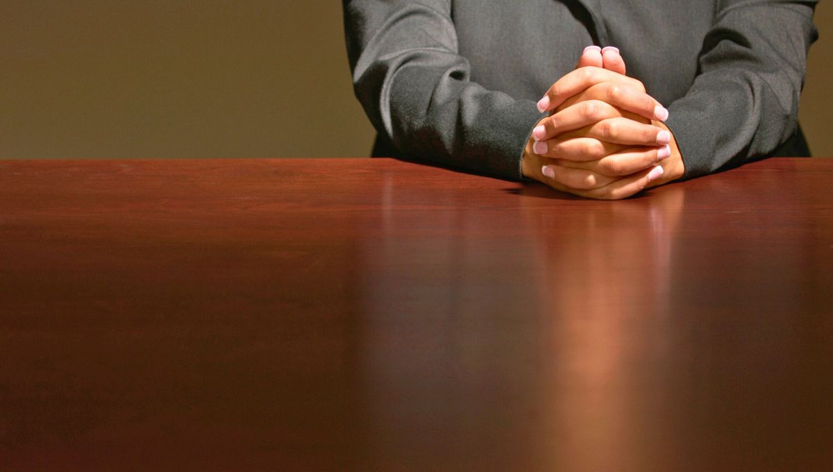 Entrelazar los dedos es reflejo de una actitud autoritaria, ansiosa o negativa. Entrelazar los dedos es reflejo de una actitud autoritaria, ansiosa o negativa.