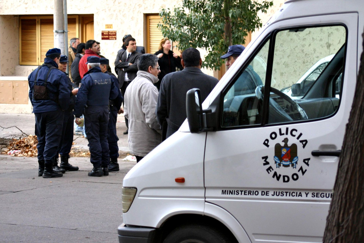 Hace 15 años así estaba la puerta de ingreso a la escena del crimen, en calle Barcala 484 de Ciudad. Poblada de policías, autoridades políticas y judiciales y familiares de Piottante.