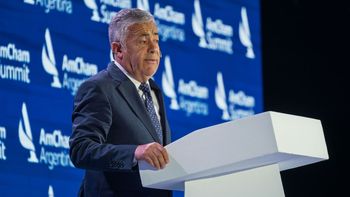 Ante empresarios y políticos, Cornejo insistió por obra pública y una reforma fiscal profunda Ante empresarios y políticos, Cornejo insistió por obra pública y una reforma fiscal profunda