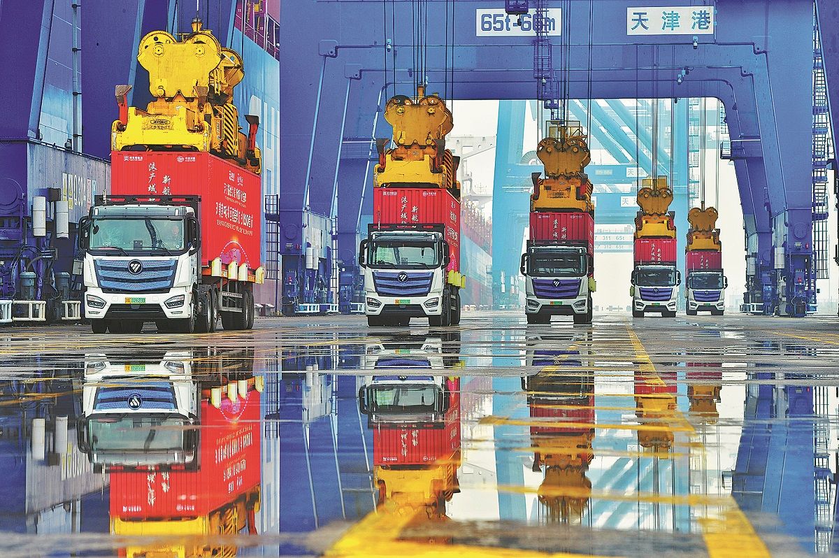 El pasado 6 de mayo, en el puerto de Tianjin, se cargan contenedores en el buque COSCO Shipping Argentina, lo que marca el lanzamiento de una nueva ruta directa desde China a los puertos de Sudamérica. TONG YU / SERVICIO DE NOTICIAS DE CHINA