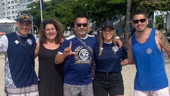 Los hinchas de Independiente Rivadavia iniciaron una jornada histórica en la playa de Copacabana