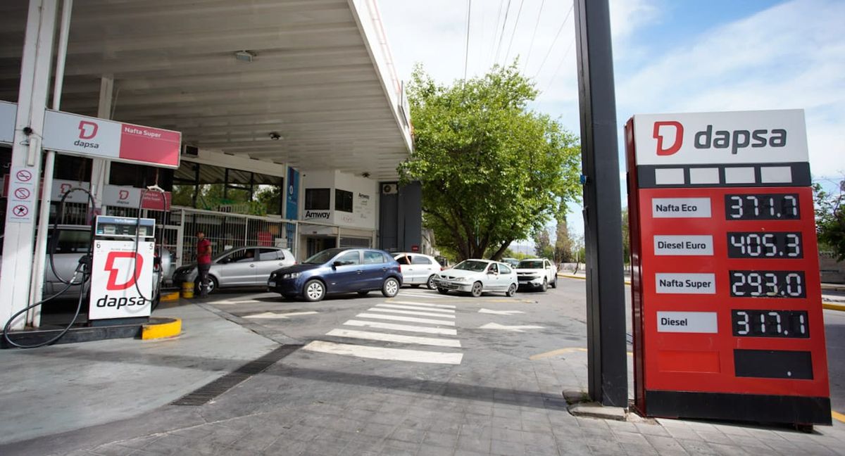En la estación de servicio Dapsa, en Villa Hipódromo, una larga fila espera para cargar combustible. En la estación de servicio Dapsa, en Villa Hipódromo, una larga fila espera para cargar combustible.