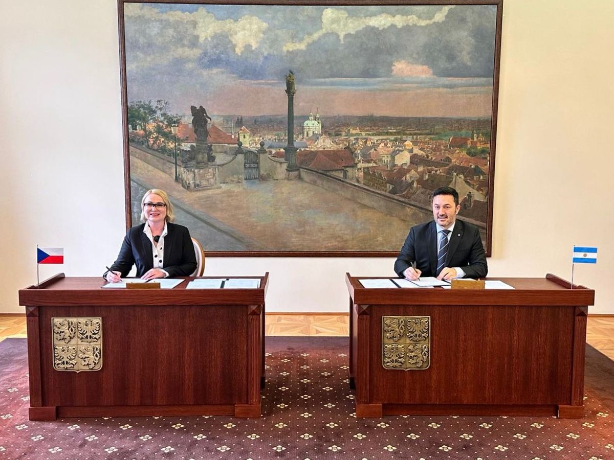 Jana Cernochova, ministra de Seguridad de República Checa y Luis Petri, ministro de Defensa argentino. Jana Cernochova, ministra de Seguridad de República Checa y Luis Petri, ministro de Defensa argentino.