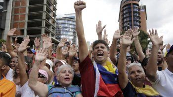 Quiénes son los que están detrás de los que se disputan el poder en Venezuela