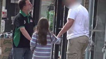 Experimento social en que una nena simulaba estar perdida casi termina mal