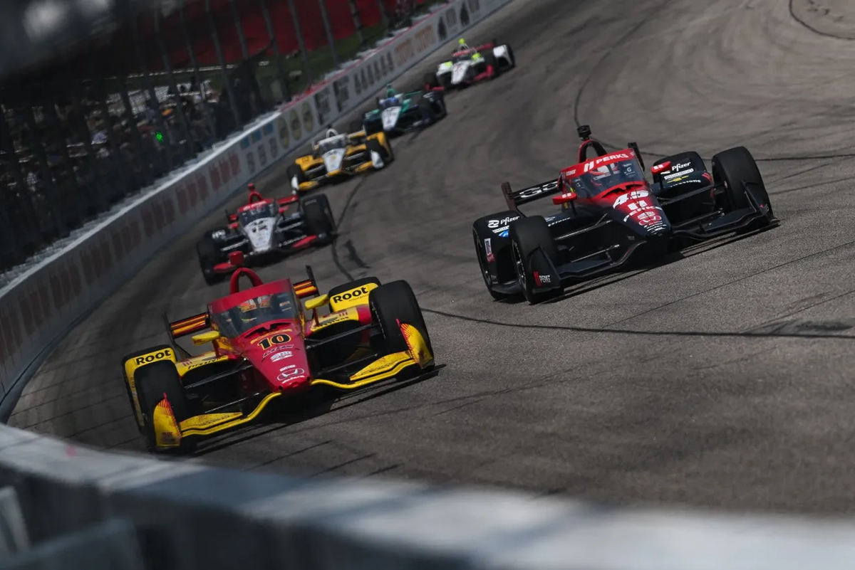 Los dos principales candidatos al título son el español Alex Palou, de Chip Ganassi Racing, y el australiano Will Power, del Team Penske. Los dos principales candidatos al título son el español Alex Palou, de Chip Ganassi Racing, y el australiano Will Power, del Team Penske.