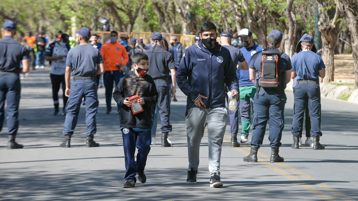 Los hinchas de lndependiente Rivadavia llegaron temprano al Gargantini.