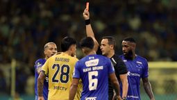 Adam Bareiro dejó a Boca con uno menos ante Cruzeiro en Belo Horizonte.