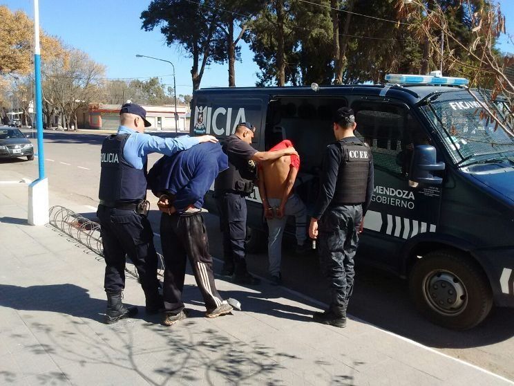 Tres detenidos por atacar a un quiosquero en Bowen