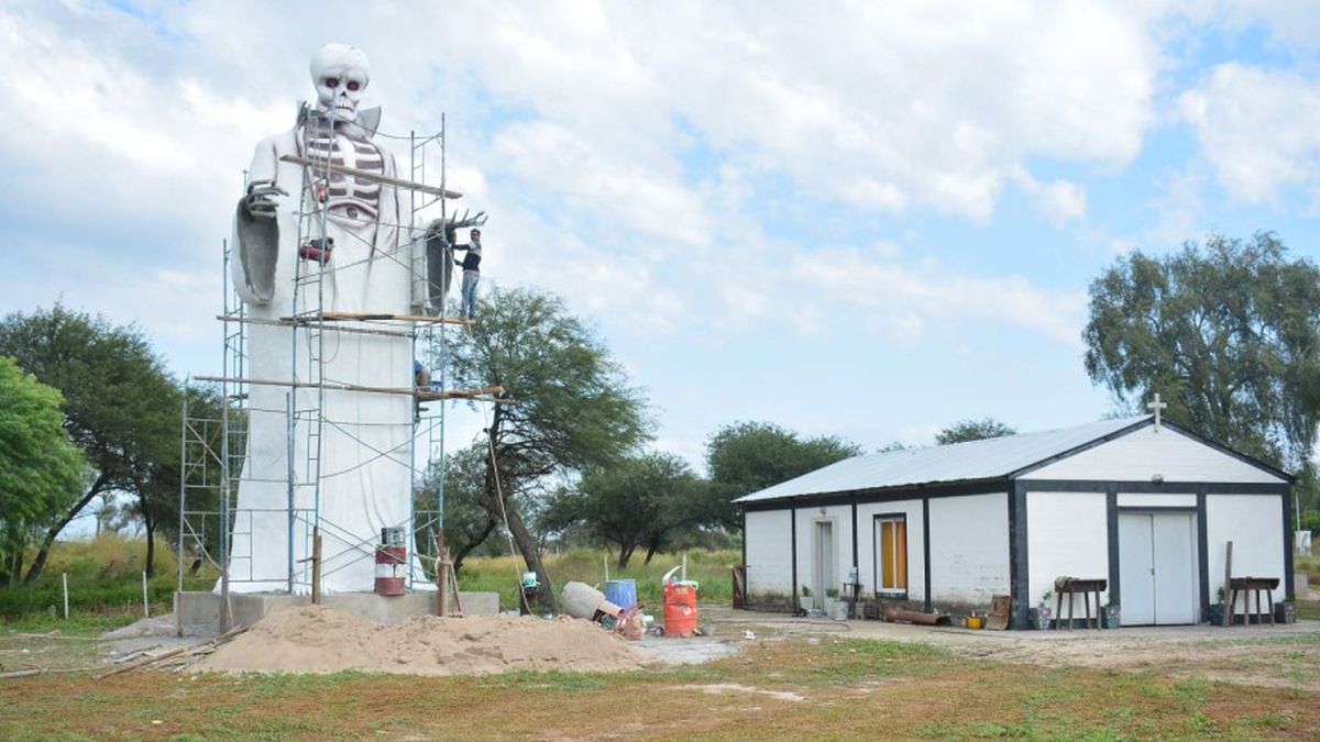 La construcción de la estatua de San La Muerte en Santiago del Estero.