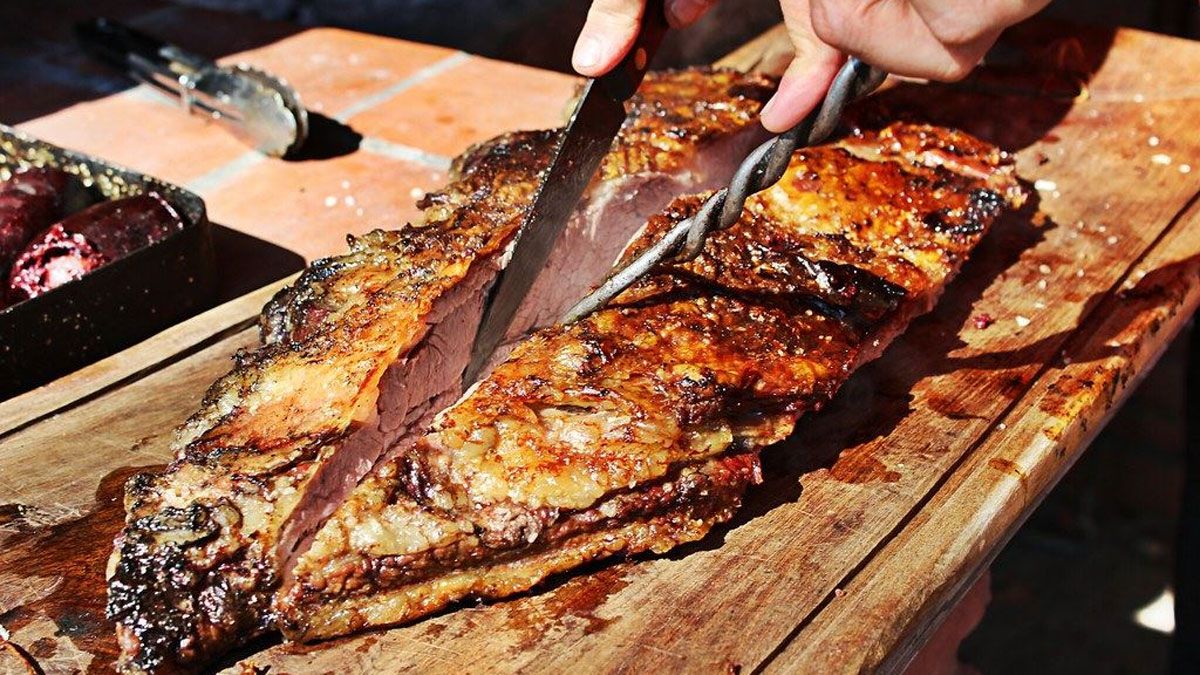 Está prohibido dar vuelta el asado si no se ha formado esa costra dorada sabrosísima.&nbsp;