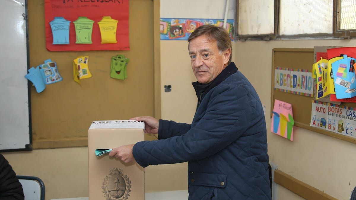 Rodolfo Suarez deposita su voto.