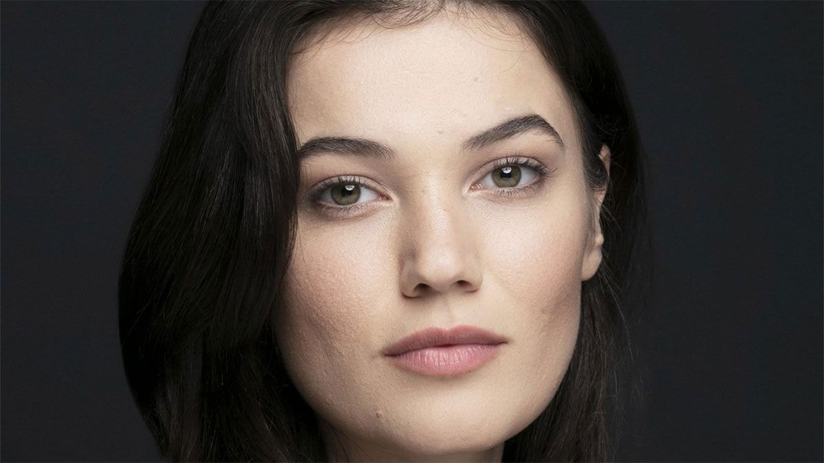 La actriz Pinar Deniz interpreta a Lydia en Condena de amor