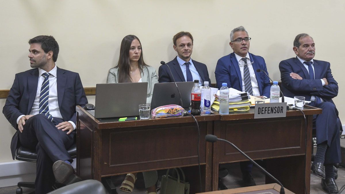 Alperovich junto a sus defensores. Alperovich junto a sus defensores.