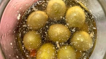¿Es peligrosa la capa blanca que aparece en el agua de las aceitunas?