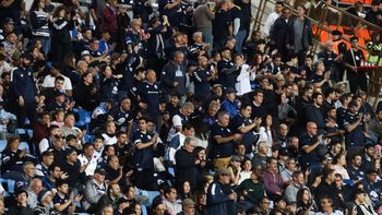 Los hinchas de la Lepra, a pesar del Zonda, dijeron presente en el Malvinas para el partido con Fluminense