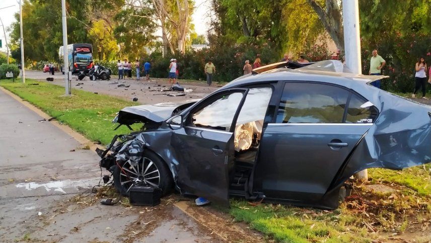 Escalofriantes imágenes: chocó contra un poste y el auto se partió en dos