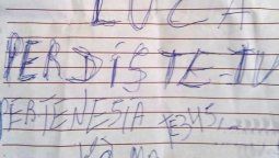 Un canillita encontró una billetera y pegó carteles por todo el barrio para dar con el dueño