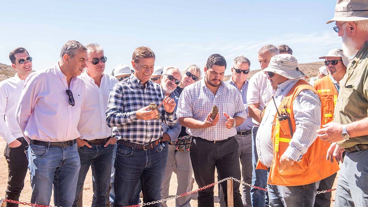 Enrique Vaquié, Emilio Guiñazú, Rodolfo Suarez y Juan Manuel Ojeda, junto al personal que trabaja en la mina de Hierro Indio, en Malargüe.