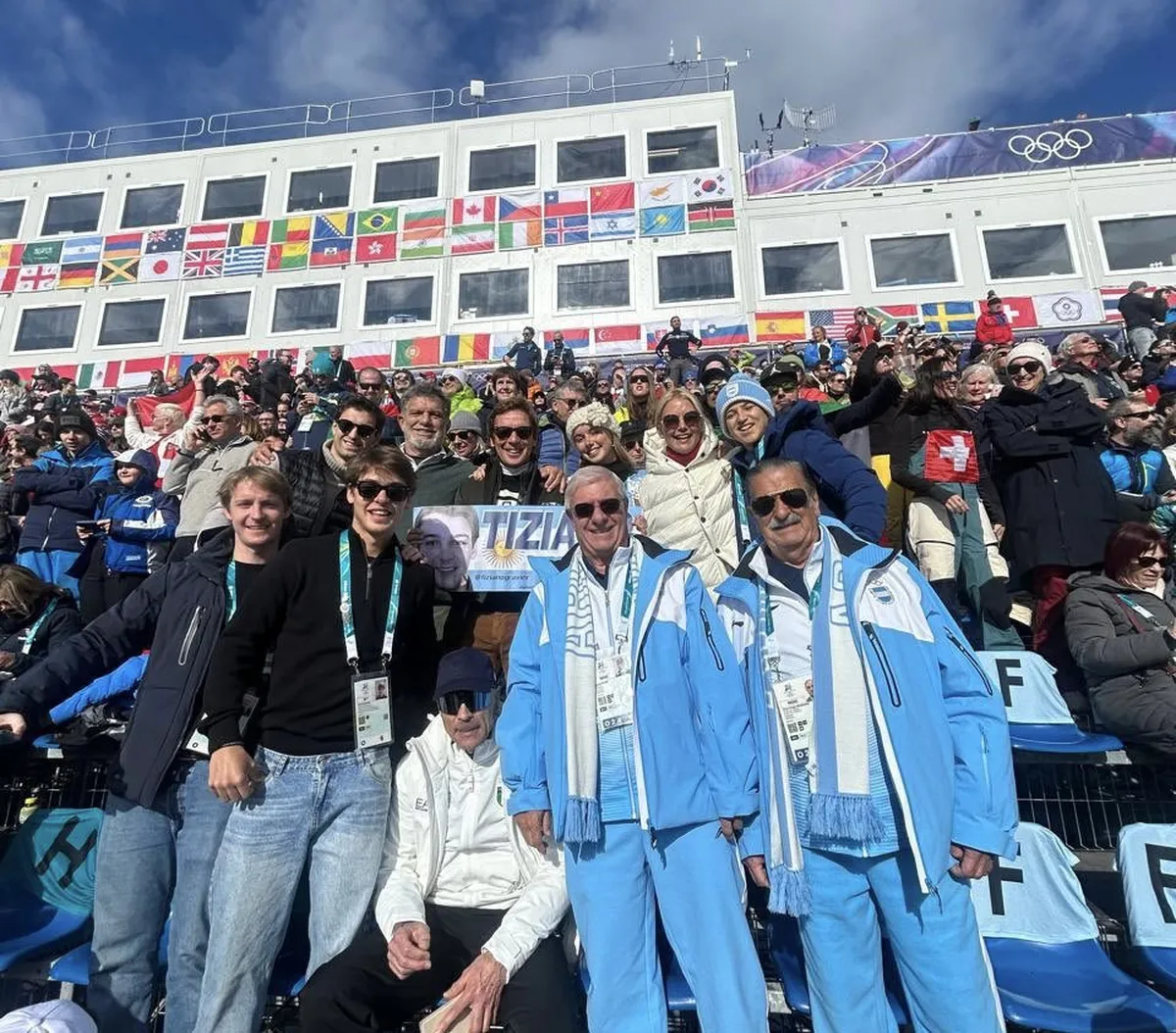 Valeria Mazza y Alejandro Gravier entre los hinchas argentinos en Cortina D'Ampezzo.