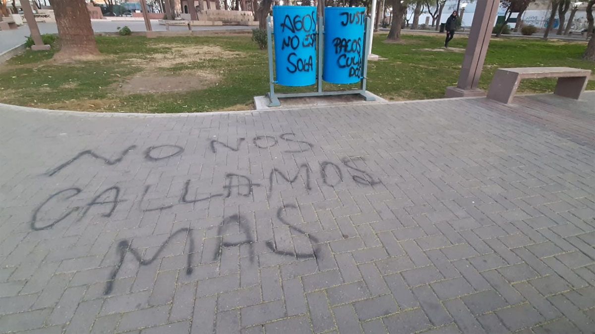 En la plaza también hicieron pintadas en reclamo de justicia por Agostina Trigo.