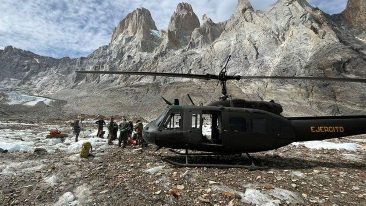 Un helicóptero del Ejército Argentino rescató el cuerpo del médico de Bariloche, que murió mientras practicaba una escalada en el Chaltén