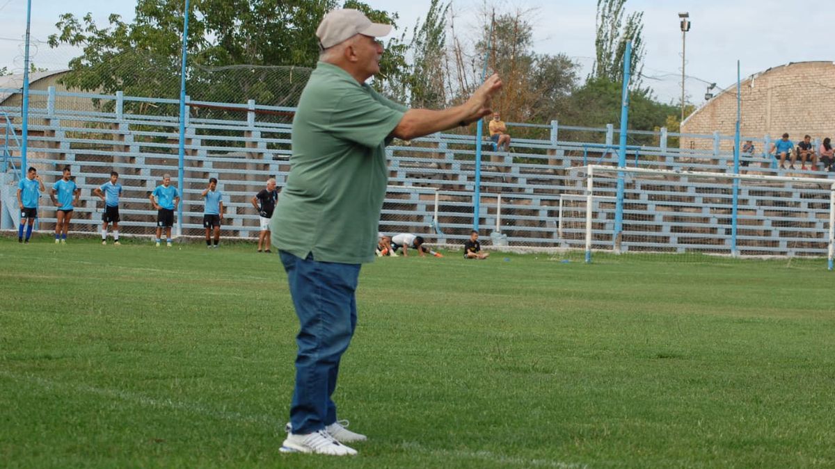 Carlos Sperdutti, el DT que asumió en Gutiérrez, está cerca de quedar en la historia. Carlos Sperdutti, el DT que asumió en Gutiérrez, está cerca de quedar en la historia.
