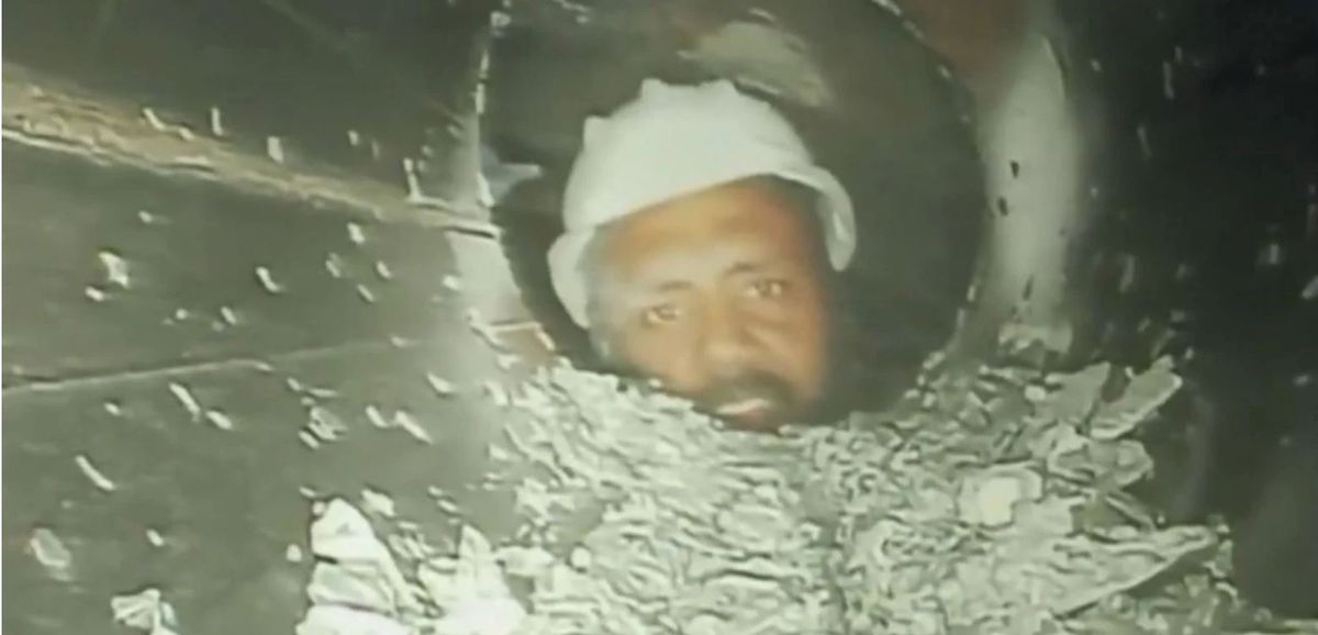 Atrapados bajo tierra. 41 trabajadores quedaron atrapados bajo tierra en un túnel. Atrapados bajo tierra. 41 trabajadores quedaron atrapados bajo tierra en un túnel.