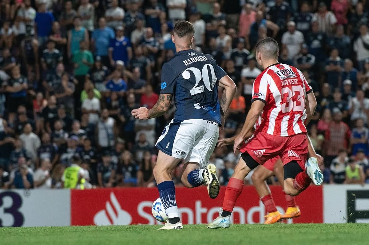 Juan Ignacio Barbieri tuvo su estreno en el Bautista Gargantini ante Barracas. Venía de sumar minutos ante Newell's. Foto: Prensa Independiente Rivadavia. Juan Ignacio Barbieri tuvo su estreno en el Bautista Gargantini ante Barracas. Venía de sumar minutos ante Newell's. Foto: Prensa Independiente Rivadavia. 