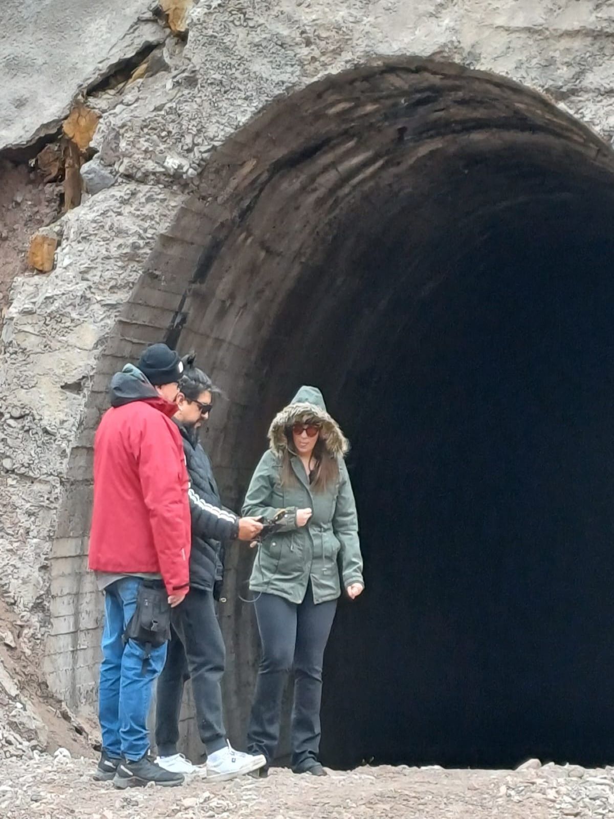 El equipo trabajando en la boca del antiguo Túnel Caracoles. El equipo trabajando en la boca del antiguo Túnel Caracoles.